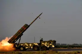 白俄罗斯的“波罗乃兹”300mm远程火箭炮及战术导弹图片