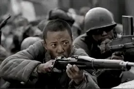 战场上，为何不能捡地上的枪？你看捡枪的后果有多严重，就知道了图片