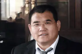 1976年，7岁唐山孤儿从废墟中爬出，32年后他为汶川捐款1个亿图片