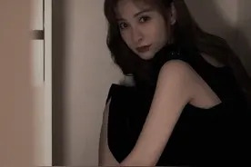 吴昕晒4张美照庆祝40岁生日，穿黑裙光脚凹造型：人生40，要越发自信美丽绽放呀图片