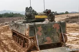 国内陆战队9人制装甲步兵班组？下车作战9种武器，轻重机枪火箭筒图片