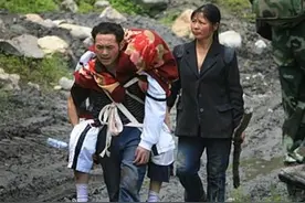 08年汶川地震后，程林祥背着儿子遗体徒步25公里，只为带儿子回家图片
