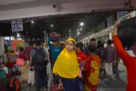 美国夫妻坐印度火车，妻子刚上车就被印度男人偷拍，背后有何原因图片