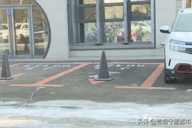 再现“占车位”商家！饭店“私划”公共车位，居民反映停车难图片