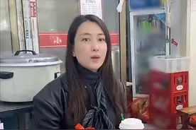 40岁马苏素颜现身路边摊，大口吃8块钱鱼粉，不戴口罩被路人无视图片