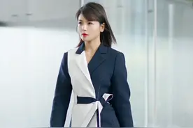 这才是40+女人该有的样子：衣要简发要卷、化淡妆，气质高级大方图片