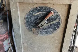 汽车电瓶怎么充电？图片