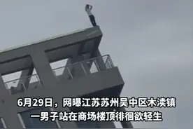 跳楼起哄老头身份被扒：吃喝嫖赌，品性很差，男子母亲当场大骂图片