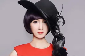 17年前，他背母上大学，变性后，参加选美大赛得奖，如今怎样了图片