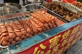路边摊的炸香肠，到底是什么肉做的？实测6款，结果很颠覆图片