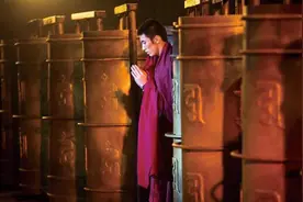 夹缝中的仓央嘉措，除了装疯卖傻，他还能有什么选择？图片