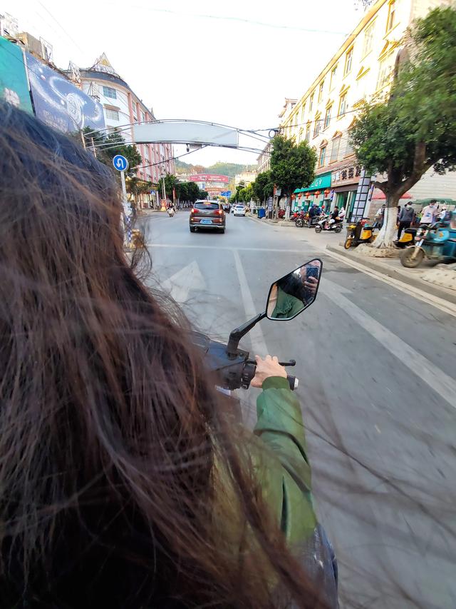 男子中缅边境旅游被邀请参加杀猪宴