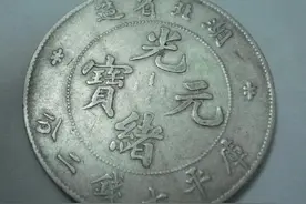 住了一辈子的老房子，旧房改造时挖出5坛子银元，该属于谁？图片