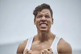 施瓦辛格24岁私生子拍大片，一身腱子肉好像爸爸，亲生母亲是保姆图片