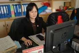 全国人大代表李小兰：全身心履职推进全过程人民民主在基层落地生根图片