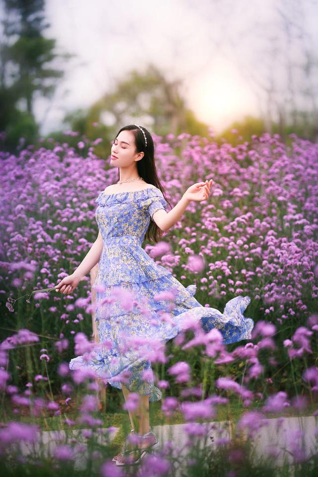 春天拍花姿势大全(怎么拿花拍照好看姿势图片) - 冷求网