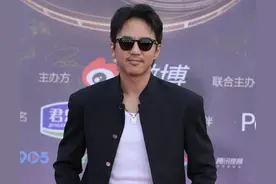 火上热搜！邓超穿“老头背心”走红毯，狠狠给内娱男明星上了一课图片