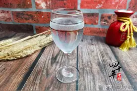 如何鉴别假酒？3种简单方法一试便知，不懂酒也行，酿酒师：靠谱图片