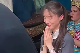 金晨行为惹争议！现身泰国穿短裙礼佛露大腿，被扒多次当众开黄腔图片