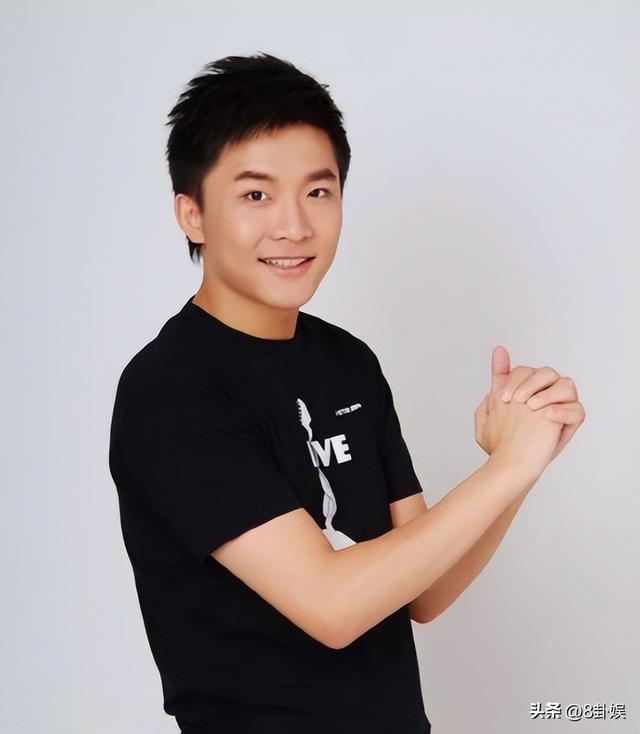 边侧：央视最帅主持，与母亲通话后却从8楼一跃而下，年仅32岁！