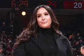 瓦妮莎出席NBA全明星赛颁奖，黑色套装庄重典雅，纪念科比及爱女图片