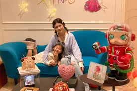 章子怡庆女儿满6岁，一家五口幸福有爱，继女小苹果高颜值抢镜图片