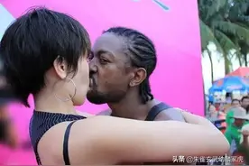 中国女留学生看着黑人男友满是爱意，网友：我从男方眼中看到嫌弃图片