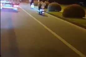 四名“精神小伙”这样骑电动车被罚！图片