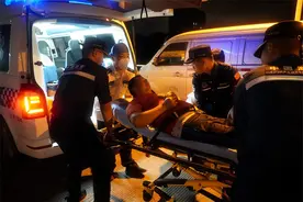 海陆接力！上海海警局成功救助一名海上受伤渔民图片