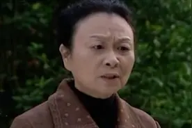 村花走夜路被村霸欺负不敢声张，不料却让村霸更嚣张，影视故事图片