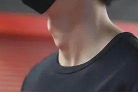 男生的喉结，为什么不能随便“摸”？女生不妨提前了解一下图片