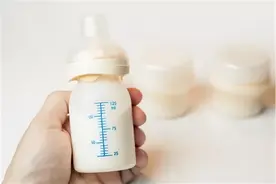 3岁左右的孩子，仍然在喝配方奶，正常吗？配方奶几岁喝好些？图片