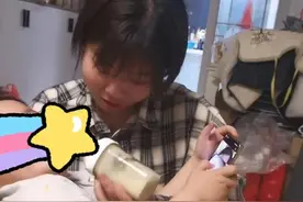 5岁男孩被妈妈搂怀里喂奶瓶，孩子壮实很自豪，网友：这是病得治图片