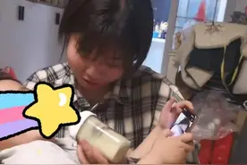 5岁男孩被妈妈搂怀里喂奶瓶，孩子壮实很自豪，网友：这是病得治图片