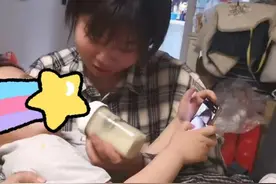5岁男孩被妈妈搂怀里喂奶瓶，孩子壮实很自豪，网友：这是病得治图片