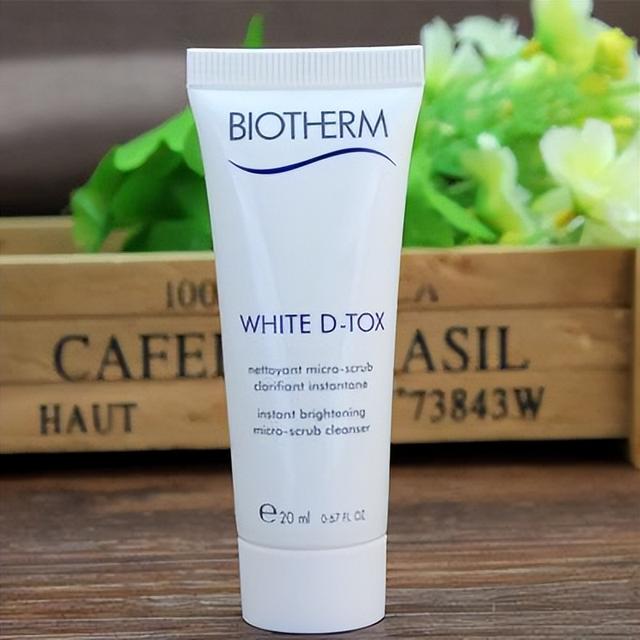 热门人气洁面乳测评报告：深层卸妆洁面二合一，省事儿省心更省力