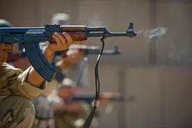 二战刚结束就诞生的AK47到现在落不落后？和现代步枪差距大么？图片
