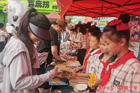 情暖“六一”，南宁这群小学生爱心义卖捐助山区孩子图片