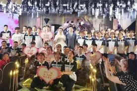 老师结婚，邀请全班同学参加婚礼，结束后这么做，所有家长沉默了图片