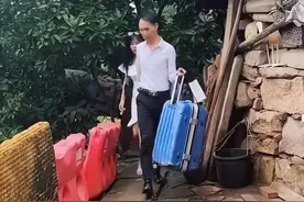 笑话十条：爷爷老爸和我三人喝醉，结拜为兄弟！来到厕所大喝一声图片