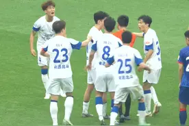 中超再现争议判罚！韦世豪破口大骂讨要红牌，上海球迷狂嘘裁判图片