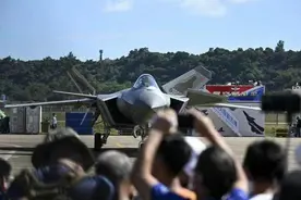 歼-20携歼-35亮相巴黎航展，直接对标F-35，中国军机进入高端市场图片