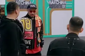 中国说唱巅峰对决，黄旭再次vs小白，派克特现场摔麦？图片