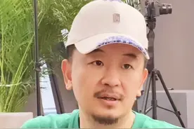 45岁黄海波转行当老师，上课气质沉稳，小胡子大肚子深受学生爱戴图片