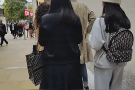 李湘带女逛美术馆，13岁王诗龄身高超妈妈，被曝一年学费105万图片