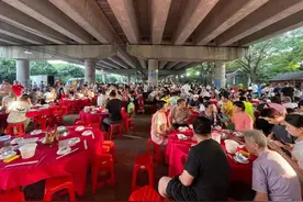 时隔3年广东端午龙船饭再现，1800围共饮共食看呆老外，太震撼了图片
