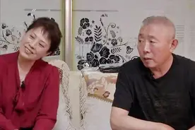 漂亮大妈相中有钱大爷，勇敢为爱表白：我的梦里都是你的影子图片