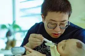2021年，高中学历父亲自学制药，救治绝症儿子，如今怎样了？图片