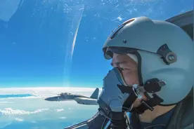 赖岳谦爆猛料：中美军机在台海交锋，19架歼—10C逼退美军轰炸机图片