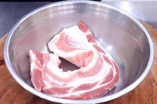 才知道，腌腊肉不能直接抹盐，想要肉嫩味香不长霉，牢记3个要点
